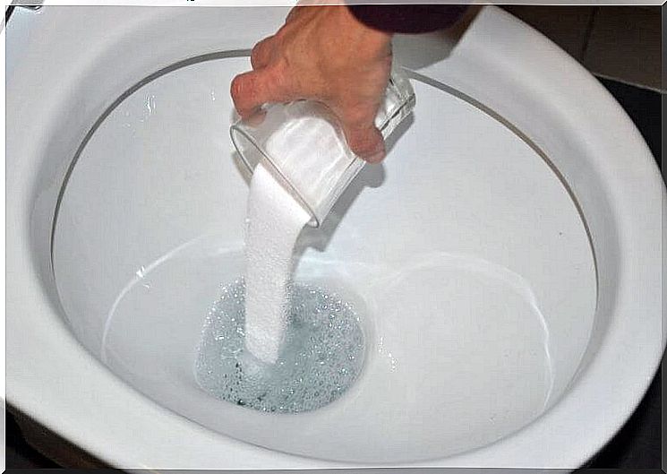 Baking soda and vinegar to disinfect the bathroom 