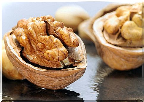 Anti-inflammatory diet with nuts