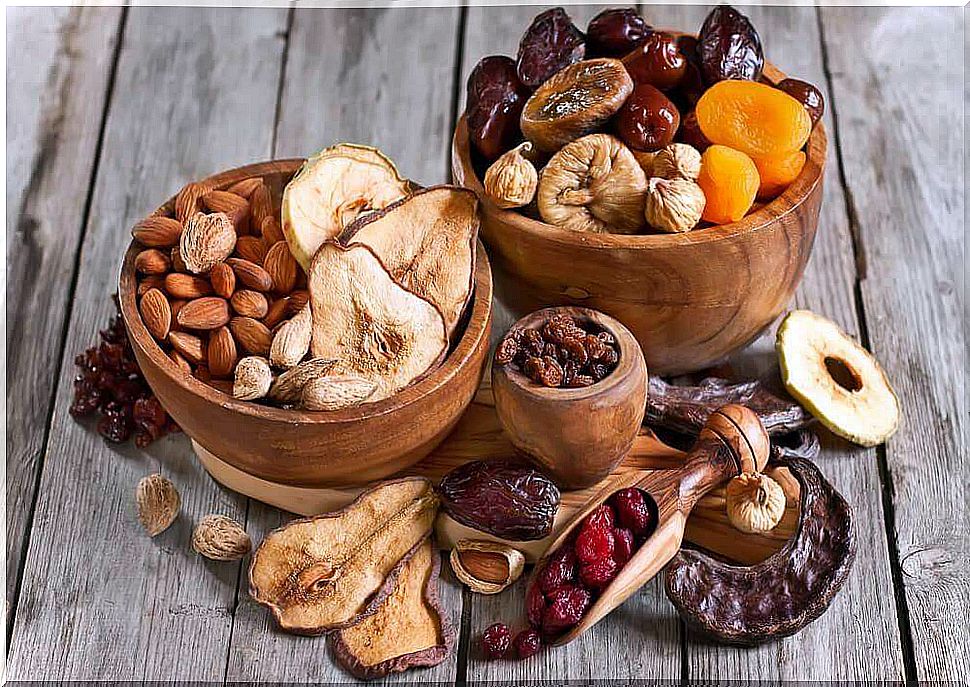 Nuts and dried fruits are foods rich in melatonin