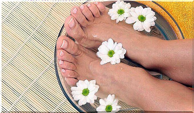 You can naturally treat athlete's foot with vinegar.