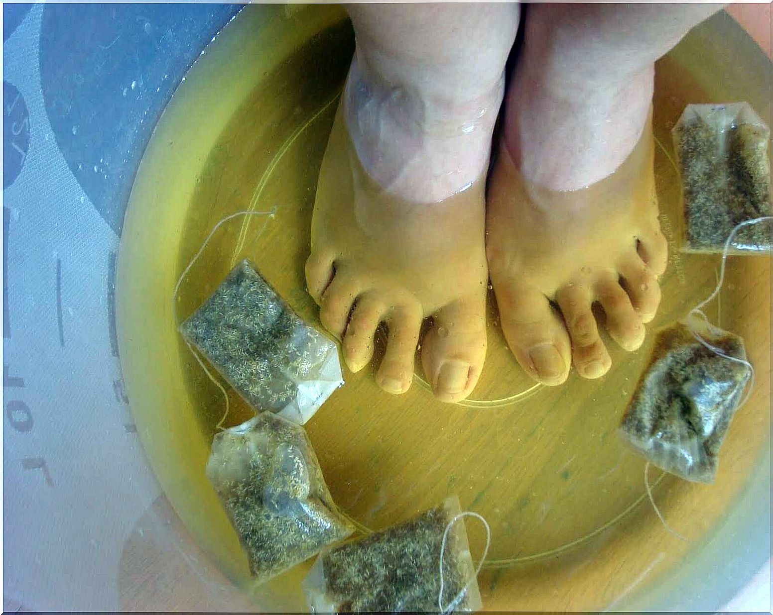 You can treat athlete's foot naturally with tea.