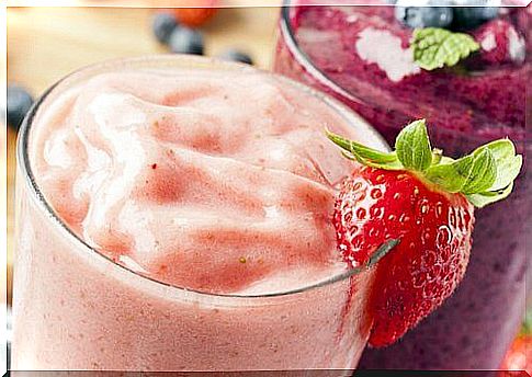 Shake strawberry blueberry for healthy skin