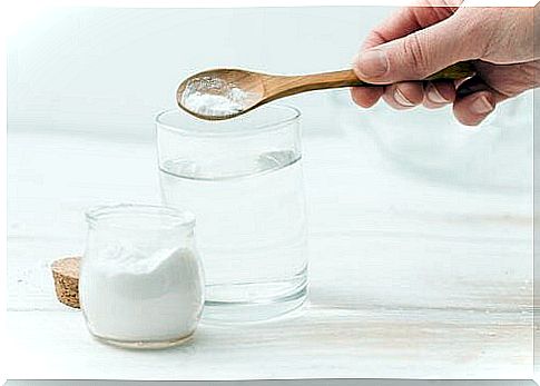 Water with baking soda is a home remedy to fight heartburn