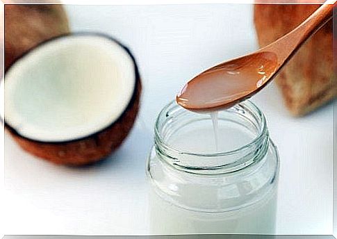 Liquid coconut oil as part of a peeling against calluses on the feet.