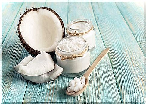 Coconut oil and sea salt combined are a great peeling against calluses on the feet.