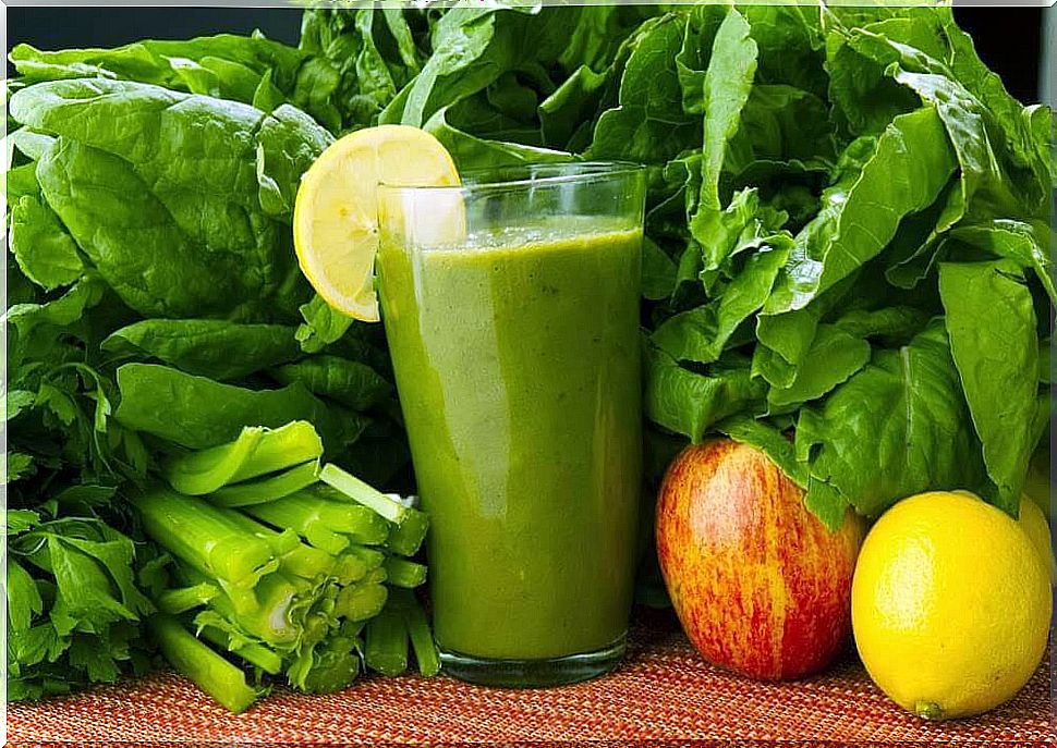 Spinach, carrots and lemon: healing drink for detoxification