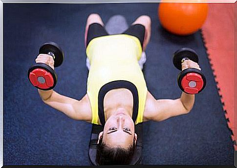 You can lift the weights while standing, sitting, or lying down